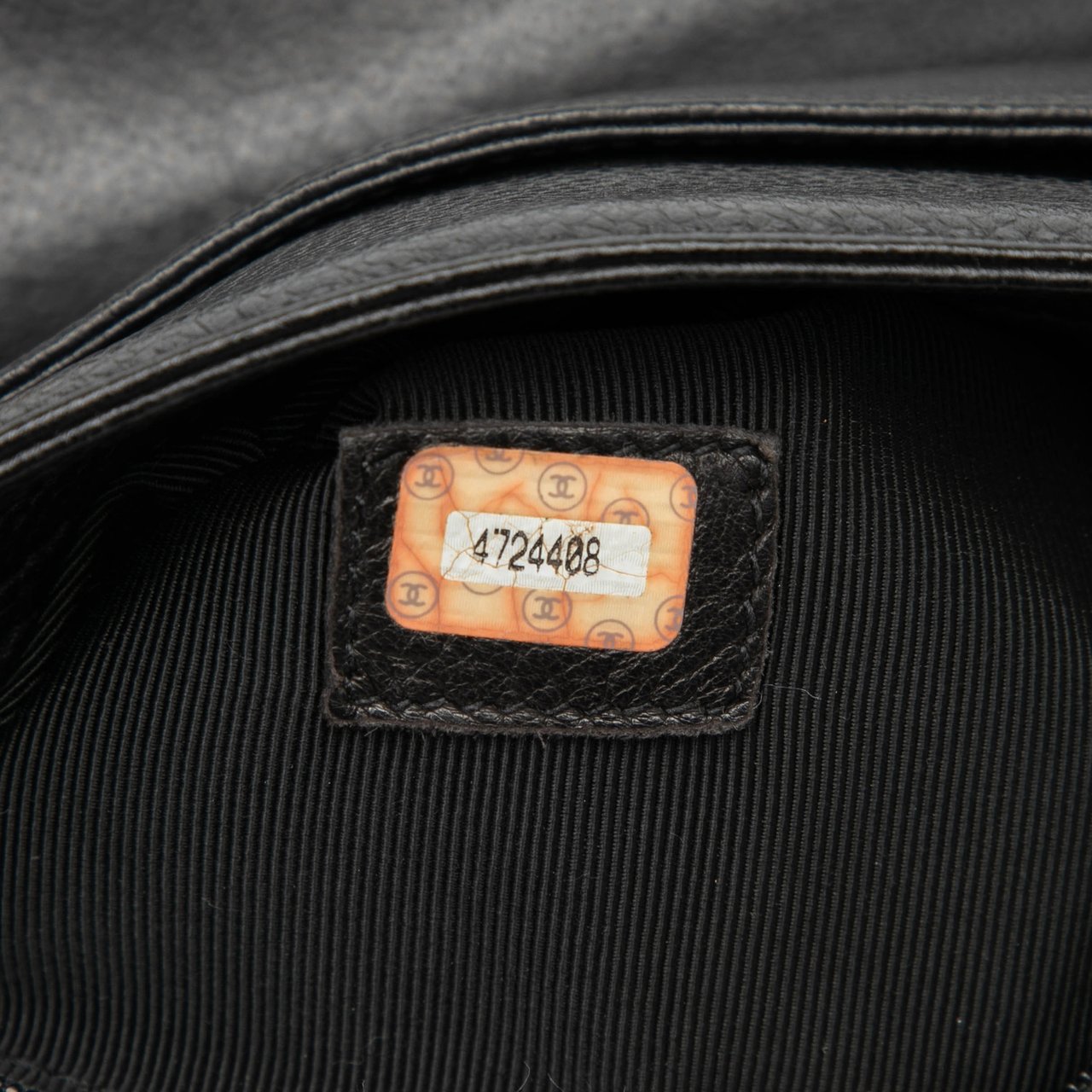 Chanel Caviar Logo Chain Shoulder Bag Zwart