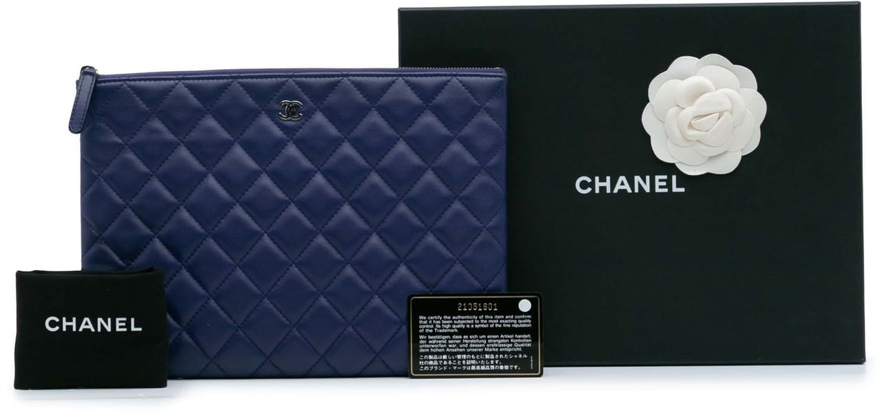 Chanel Medium Quilted Lambskin O Case Clutch Blauw