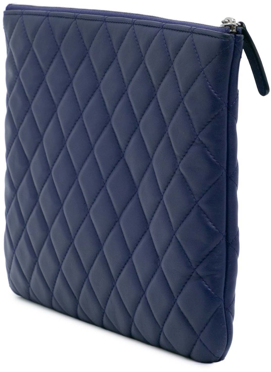 Chanel Medium Quilted Lambskin O Case Clutch Blauw