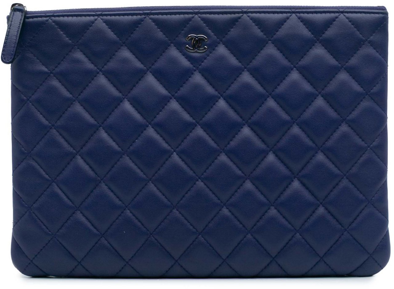 Chanel Medium Quilted Lambskin O Case Clutch Blauw