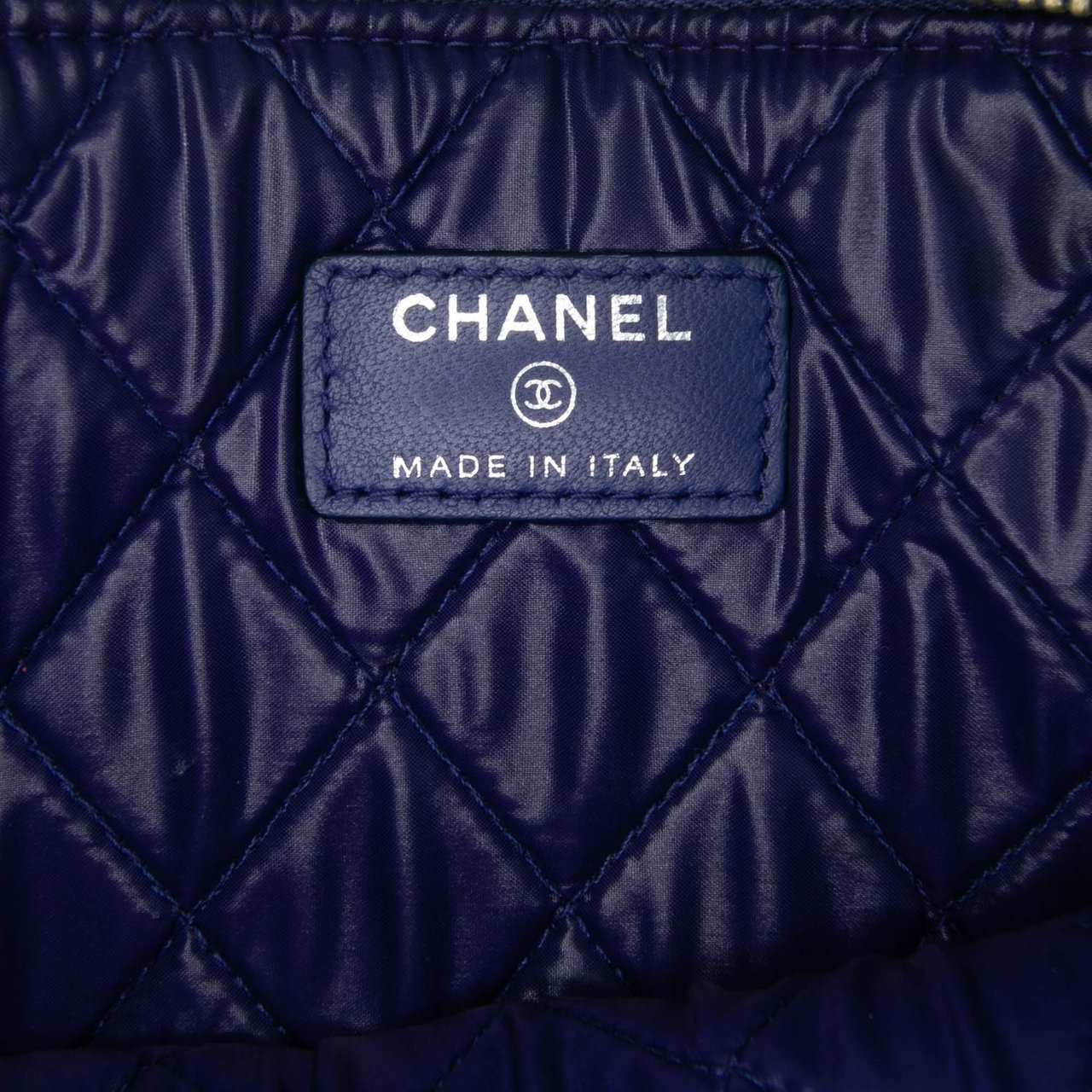Chanel Medium Quilted Lambskin O Case Clutch Blauw