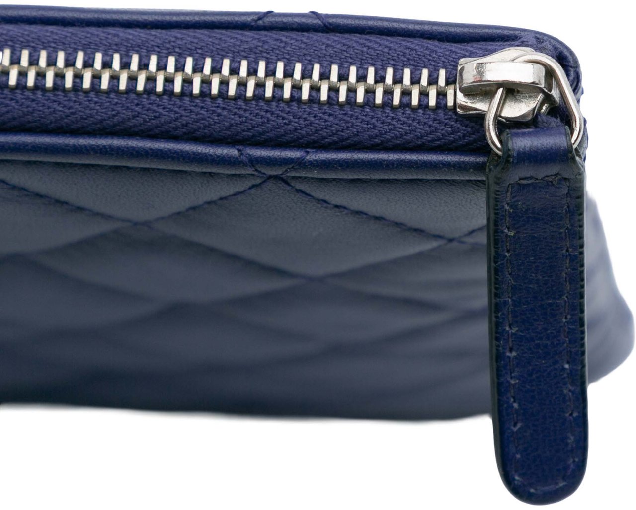 Chanel Medium Quilted Lambskin O Case Clutch Blauw
