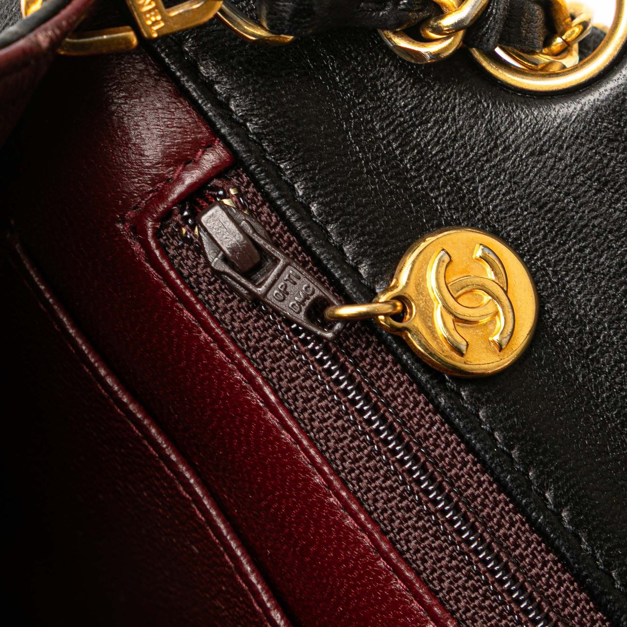 Chanel Medium Quilted Lambskin Full Flap Zwart