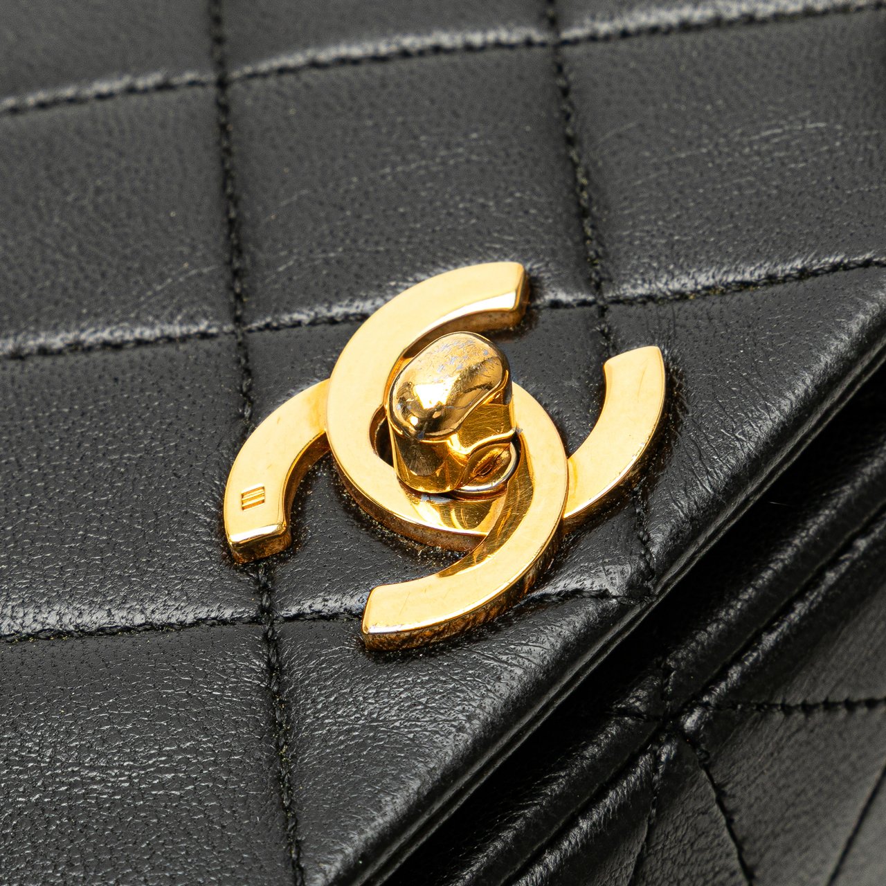 Chanel Medium Quilted Lambskin Full Flap Zwart