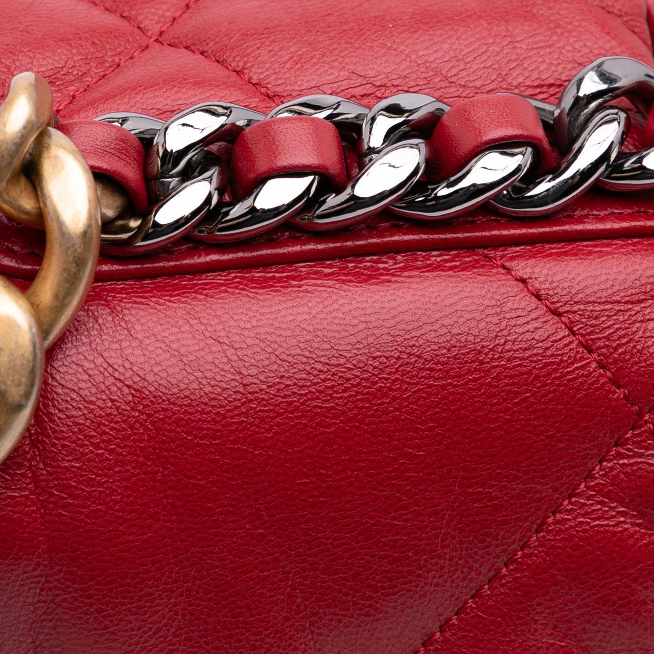 Chanel Maxi Lambskin 19 Flap Rood