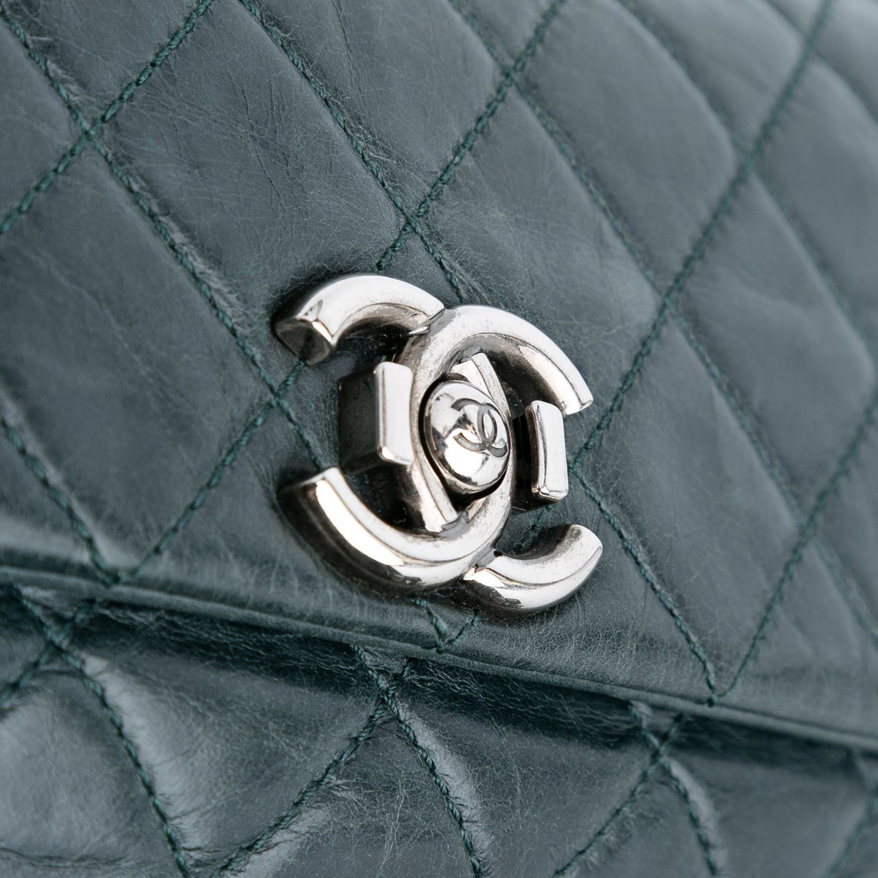 Chanel Quilted Aged Calfskin Logo Accordion Flap Groen