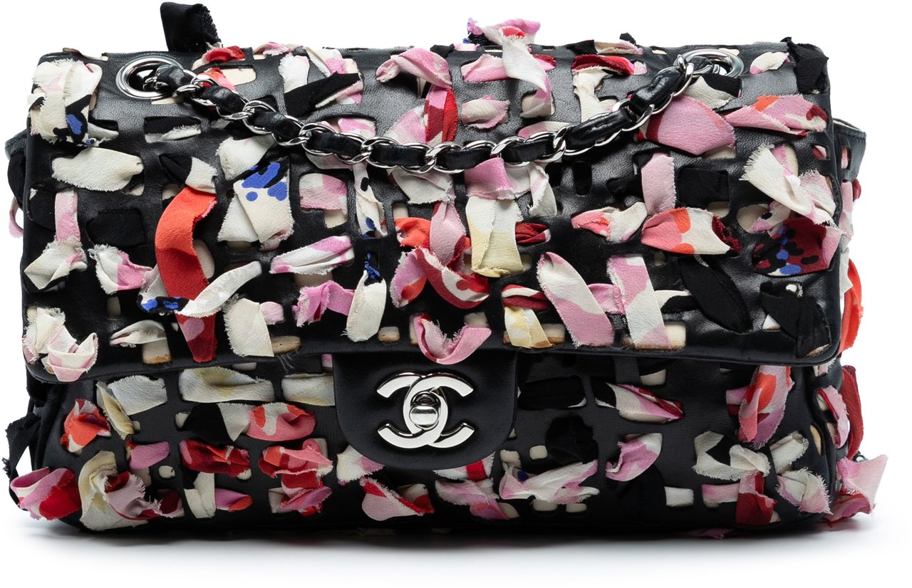 Chanel Medium Classic Lambskin and Silk Ribbon Single Flap Zwart