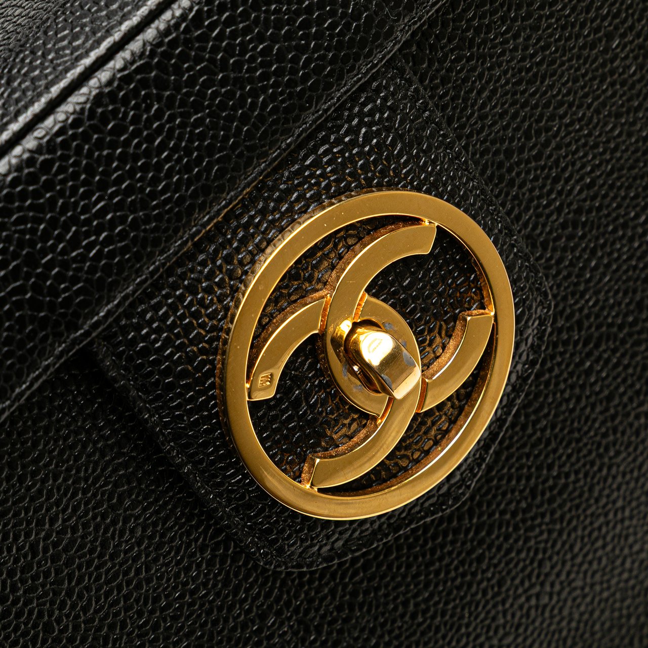 Chanel Caviar CC Turnlock Vanity Bag Zwart