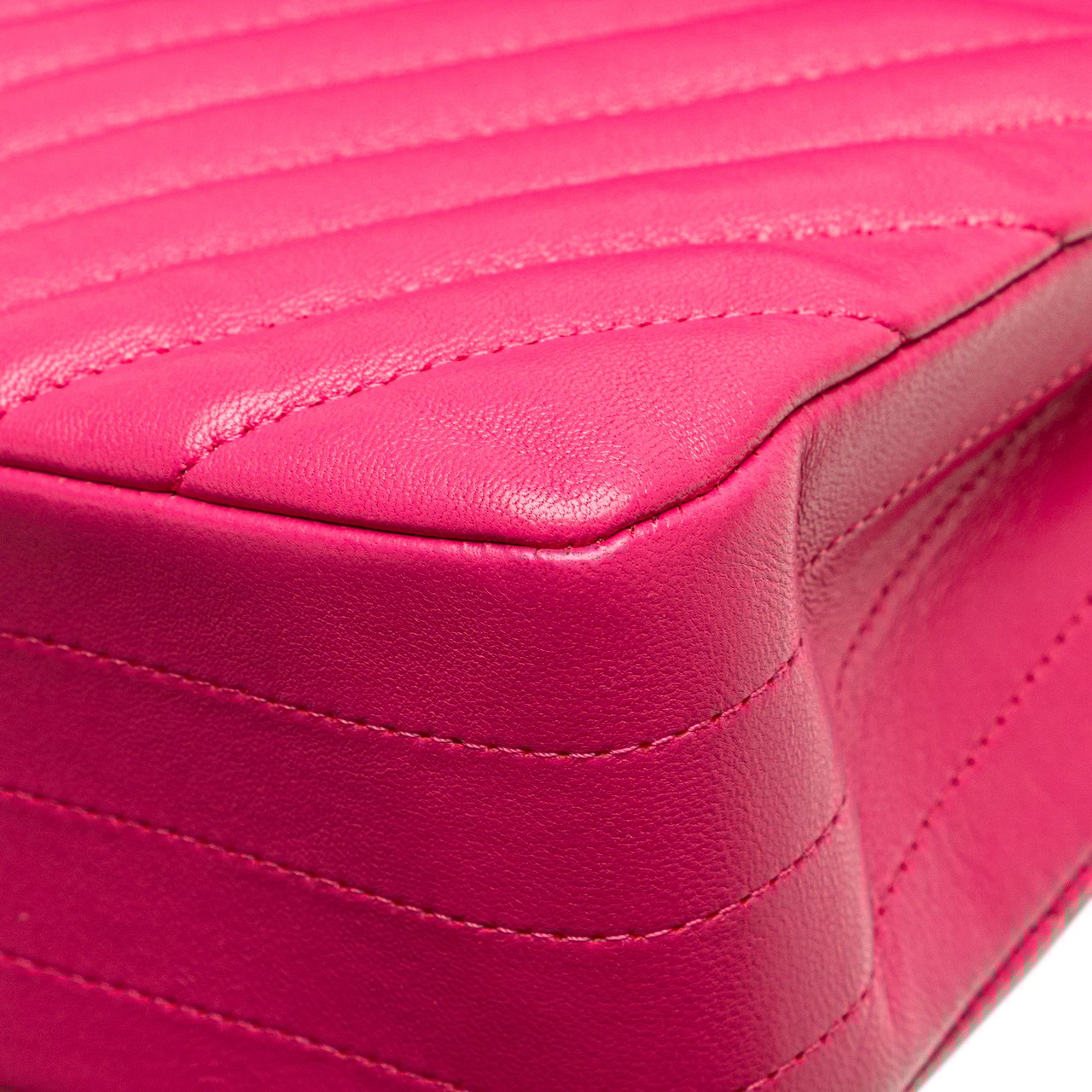 Chanel Medium Classic Chevron Lambskin Double Flap Roze
