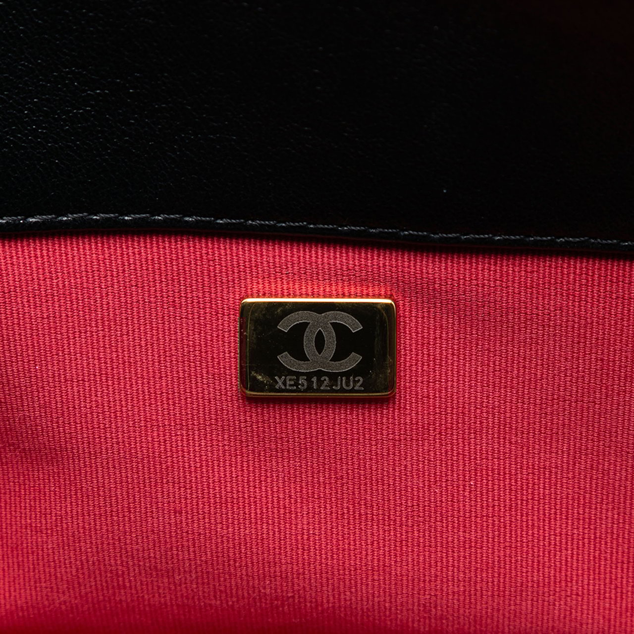 Chanel Maxi Lambskin 19 Flap Zwart