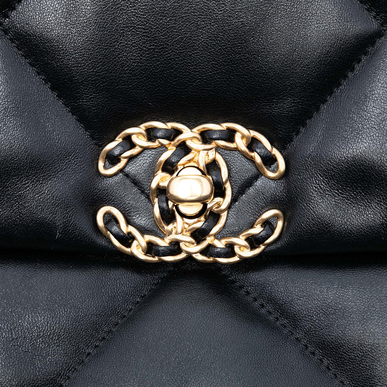 Chanel Maxi Lambskin 19 Flap Zwart