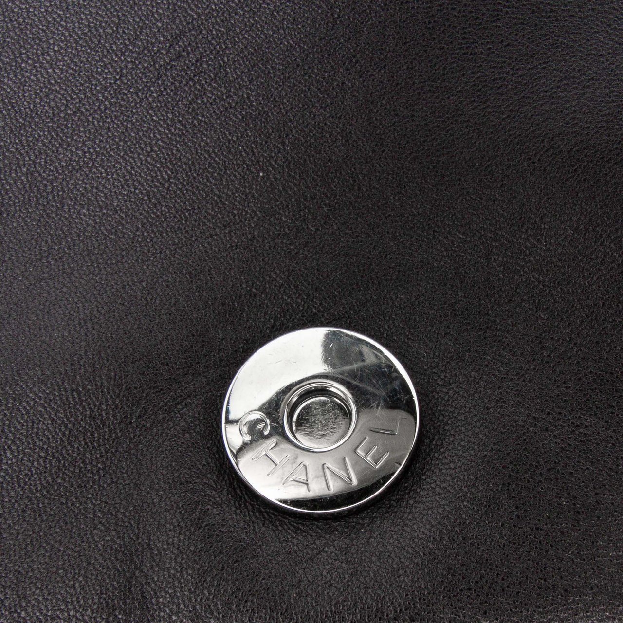 Chanel Quilted Metallic Distressed Lambskin CC Crystal Flap Zwart