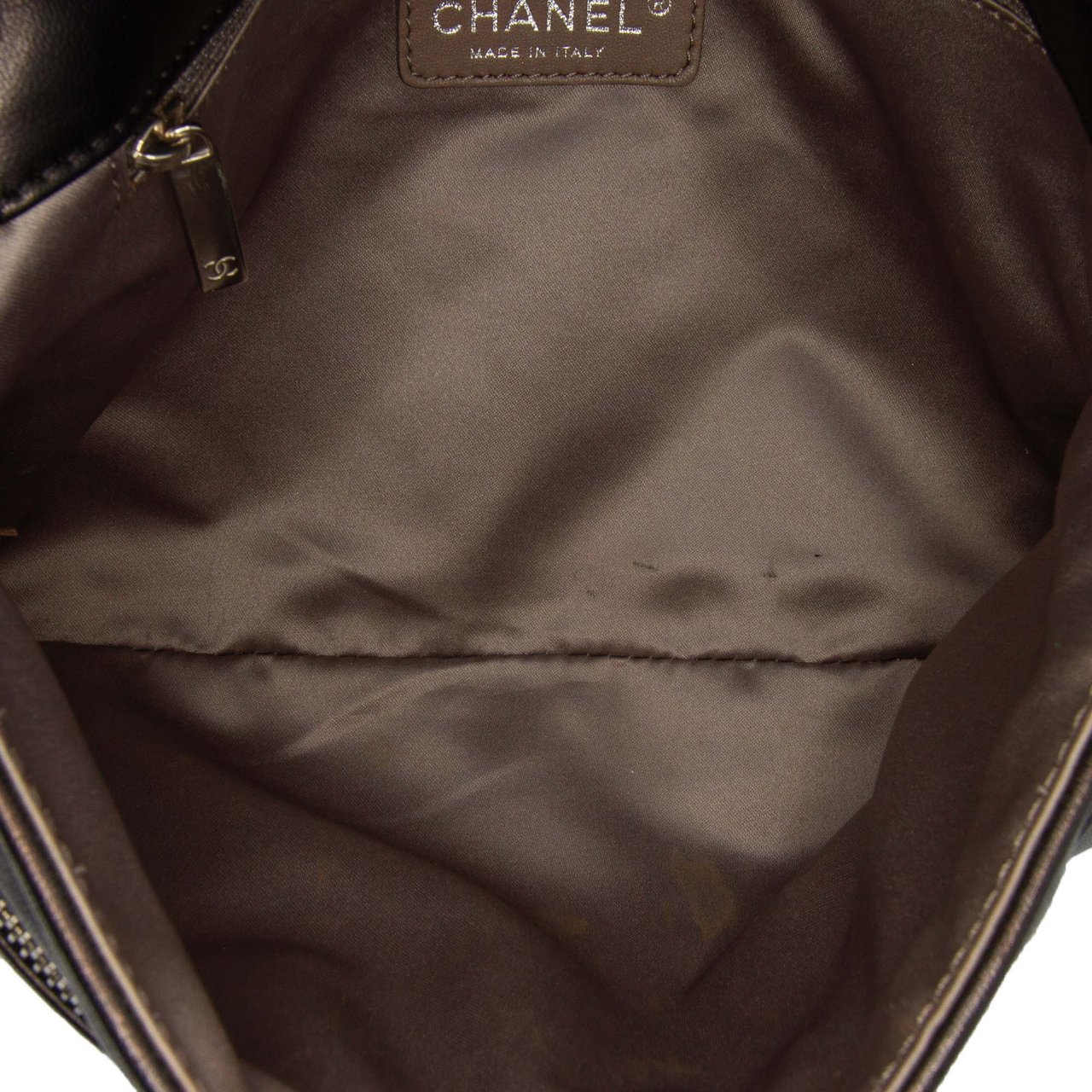 Chanel Quilted Metallic Distressed Lambskin CC Crystal Flap Zwart