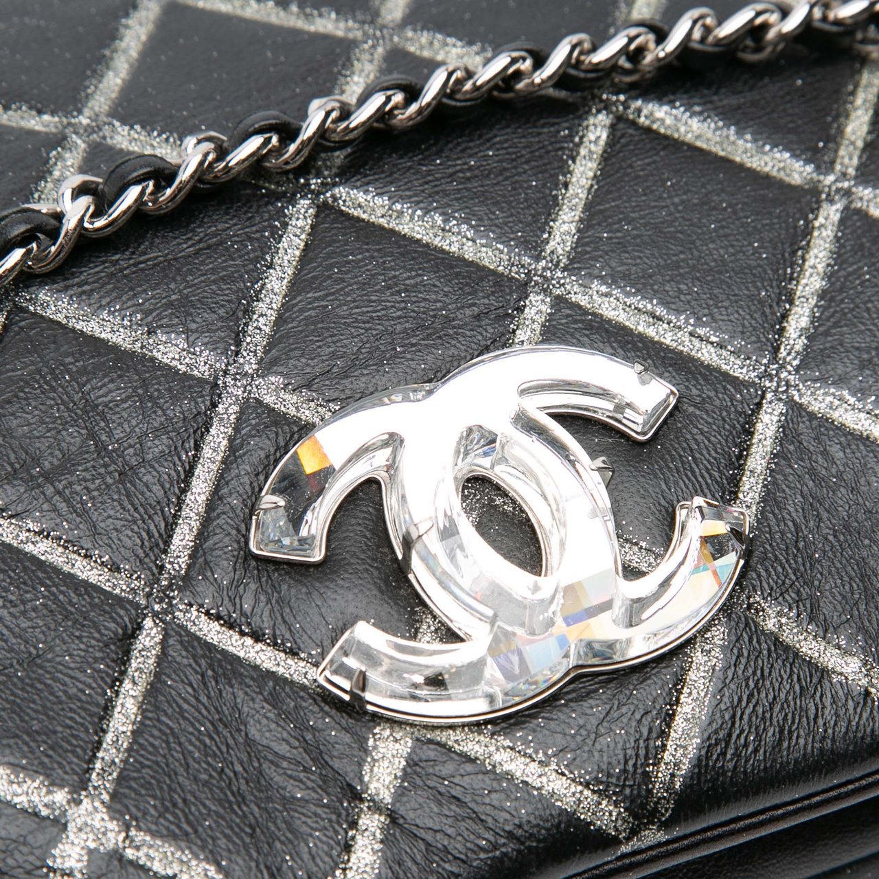 Chanel Quilted Metallic Distressed Lambskin CC Crystal Flap Zwart