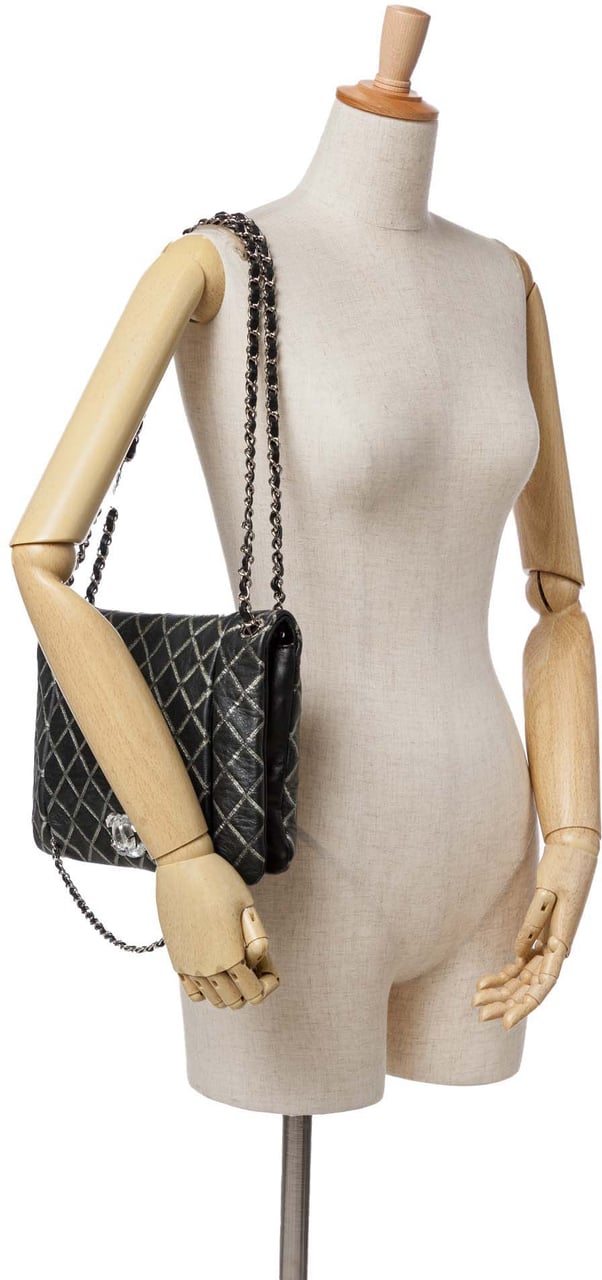 Chanel Quilted Metallic Distressed Lambskin CC Crystal Flap Zwart