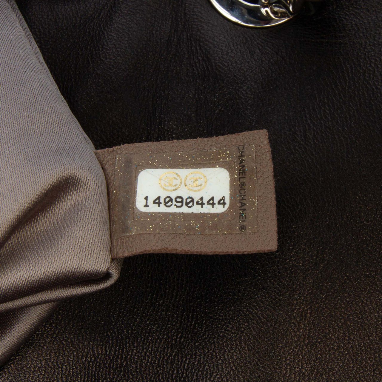 Chanel Quilted Metallic Distressed Lambskin CC Crystal Flap Zwart