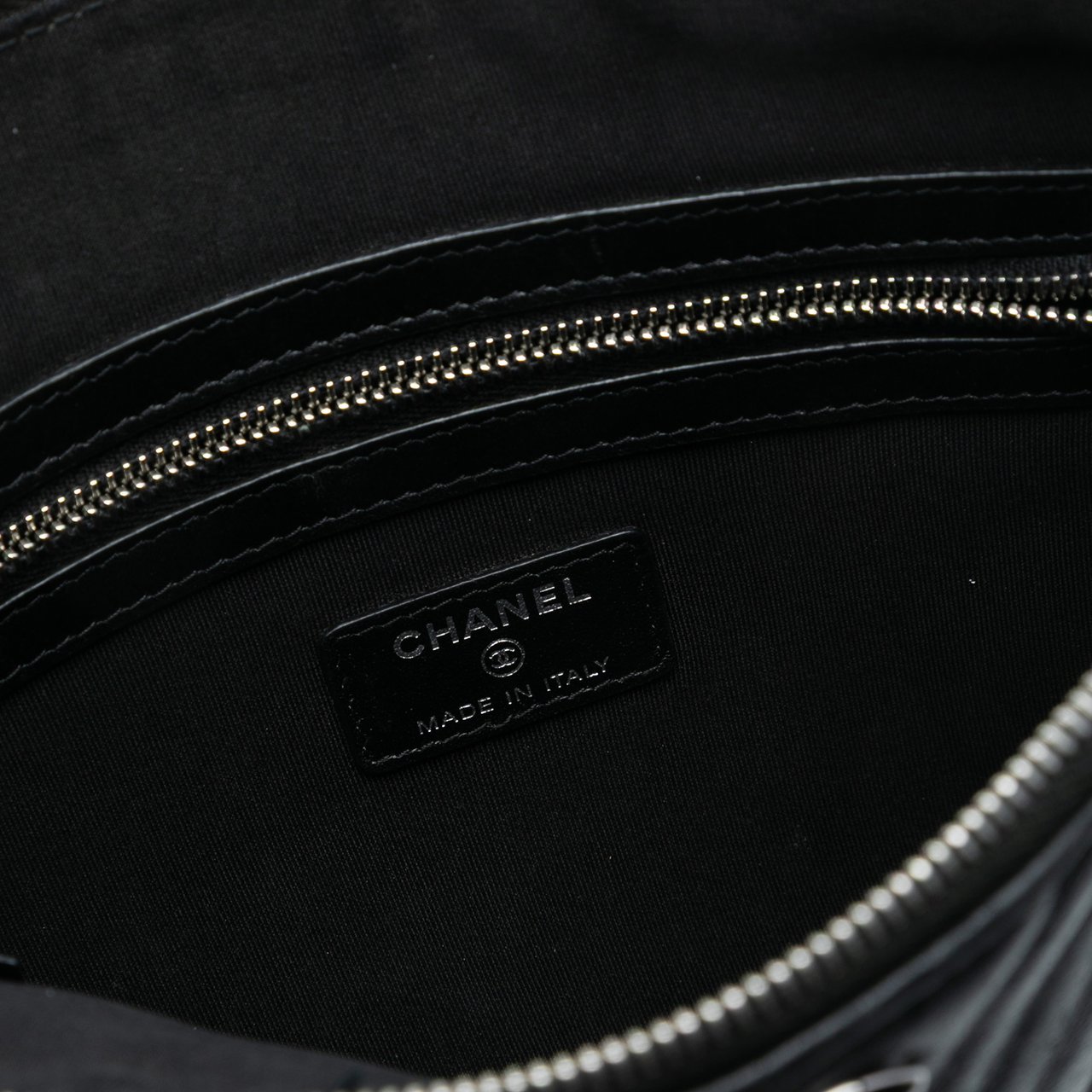 Chanel CC Chevron Calfskin Clutch Zwart