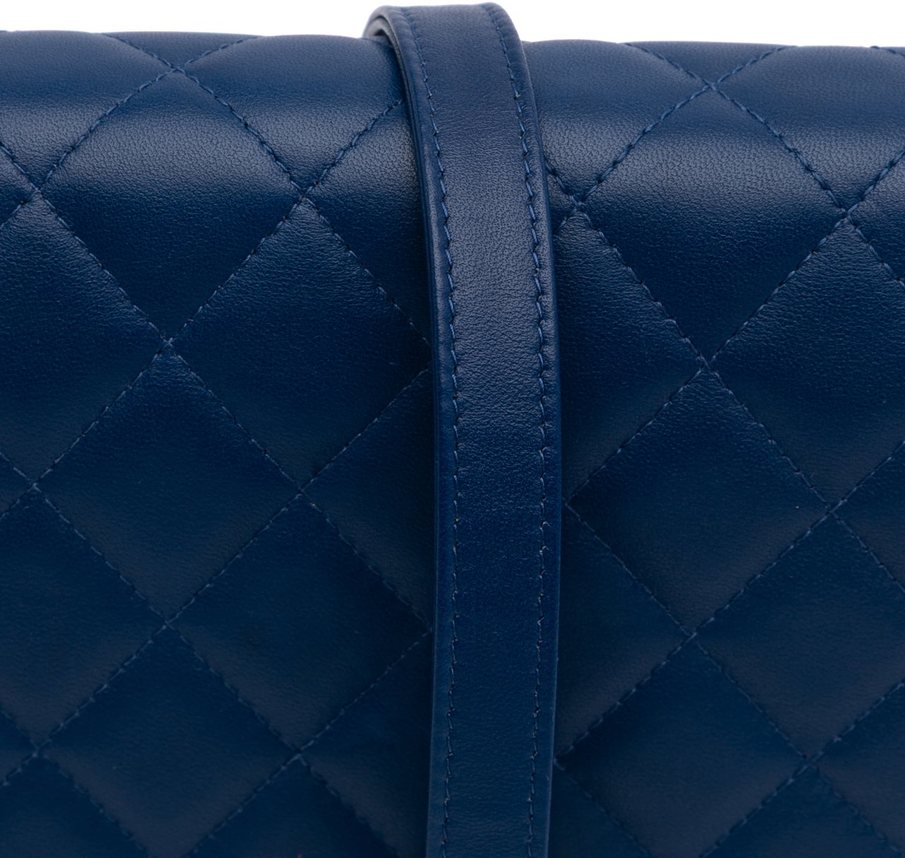 Chanel Quilted Lambskin Square Wallet on Chain Blauw