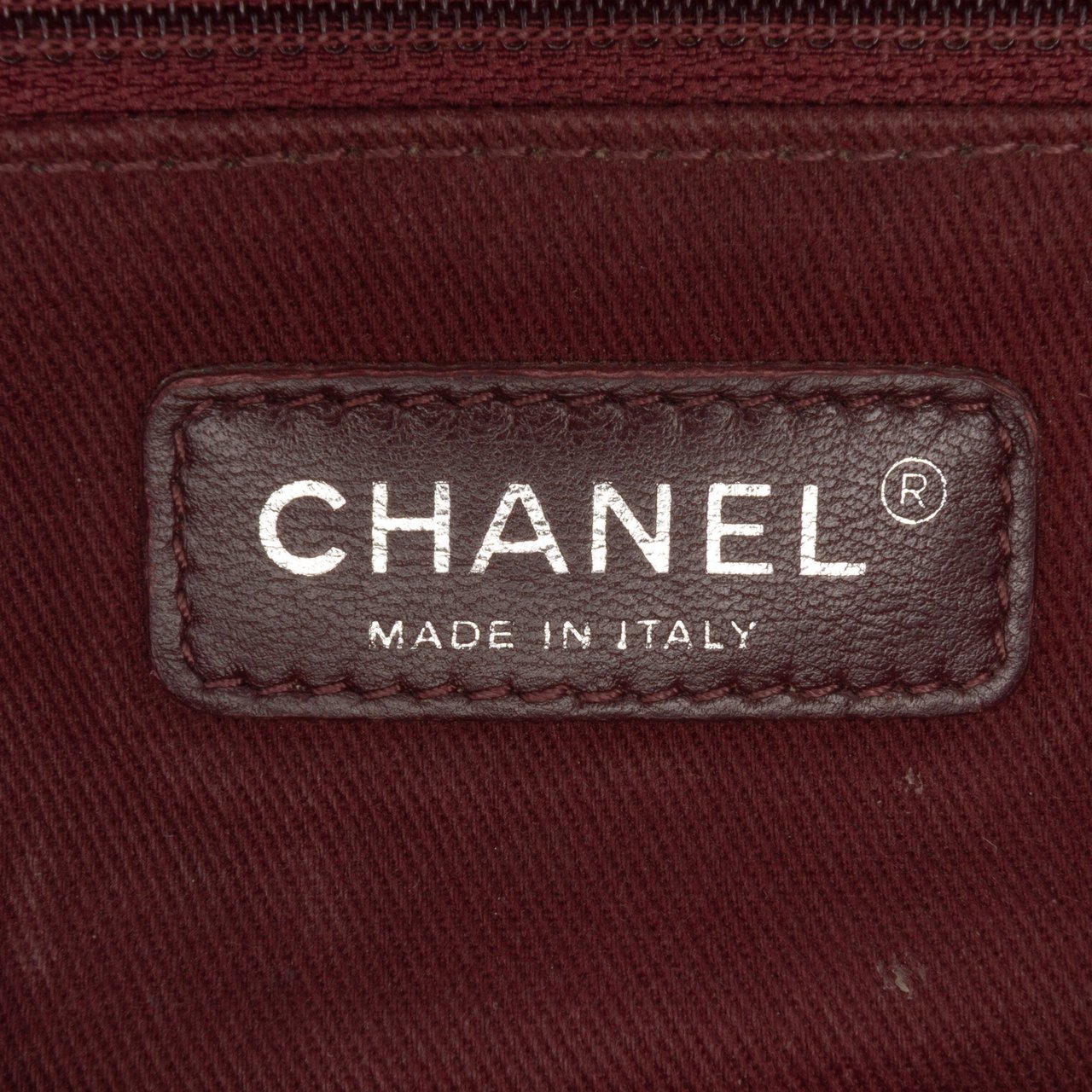 Chanel Chocolate Bar Iridescent Calfskin Bubble Flap Zwart