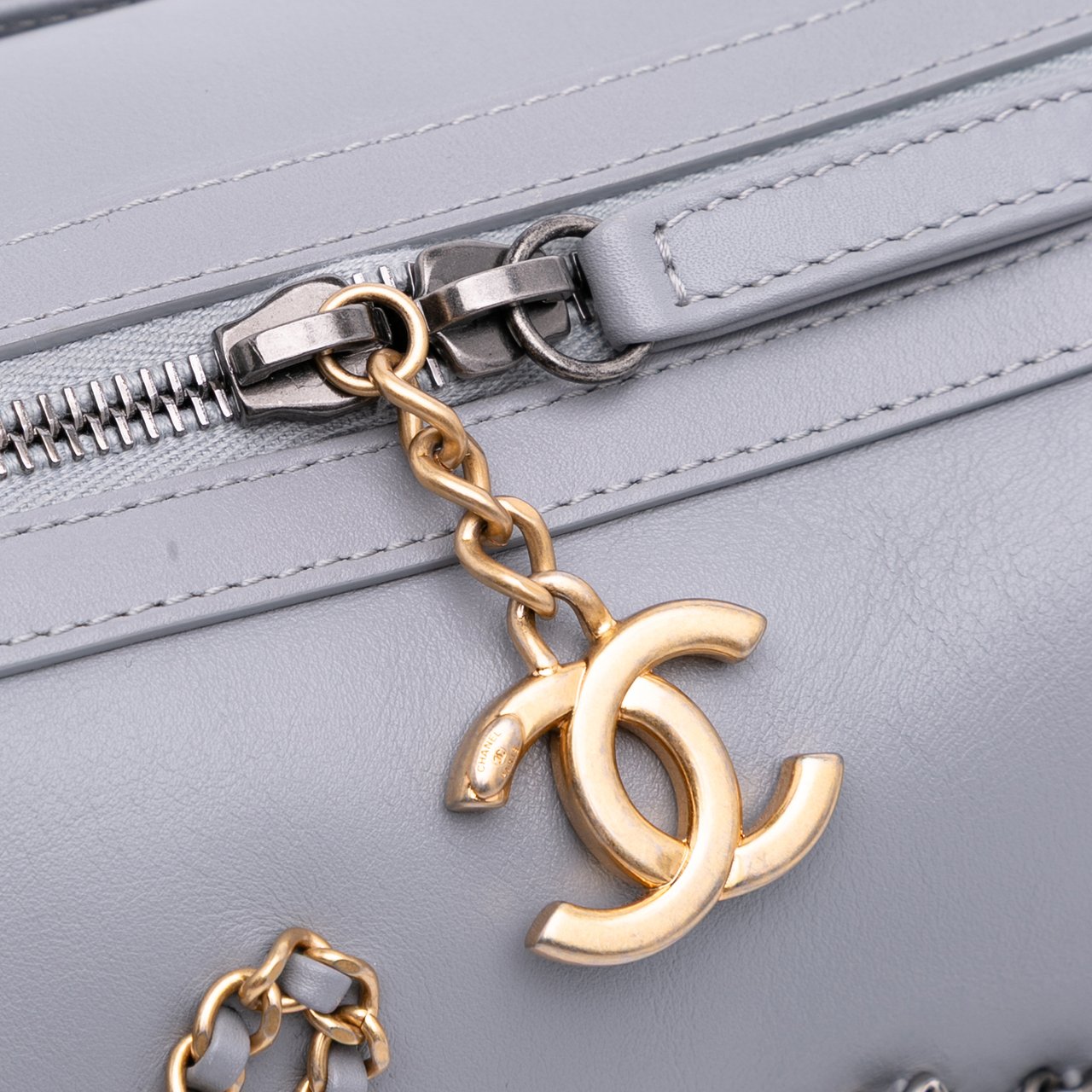 Chanel Calfskin Signature Chain Signe Bowling Bag Grijs