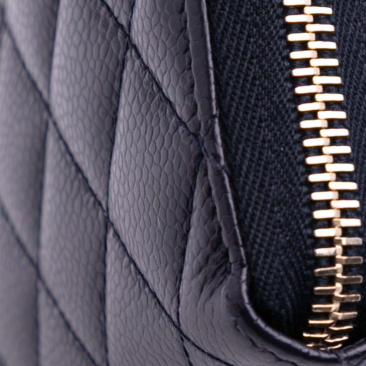 Chanel CC Quilted Caviar Zip Around Long Wallet Blauw