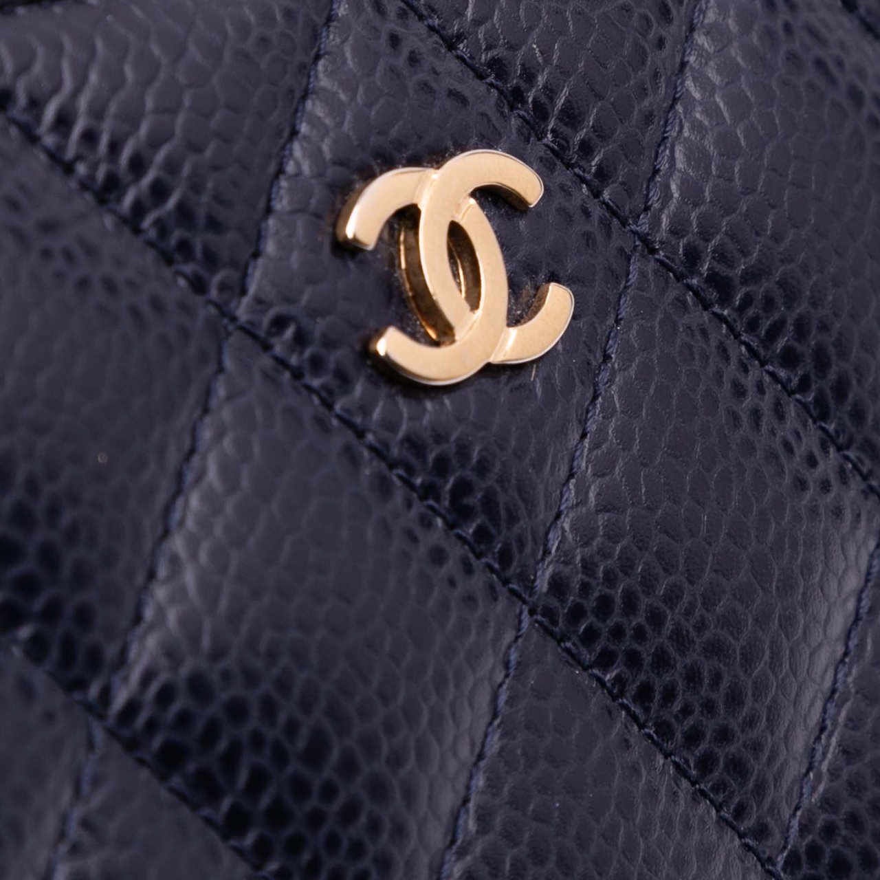 Chanel CC Quilted Caviar Zip Around Long Wallet Blauw