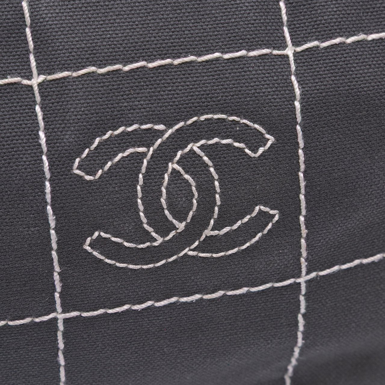 Chanel CC Chocolate Bar Canvas Shoulder Bag Zwart