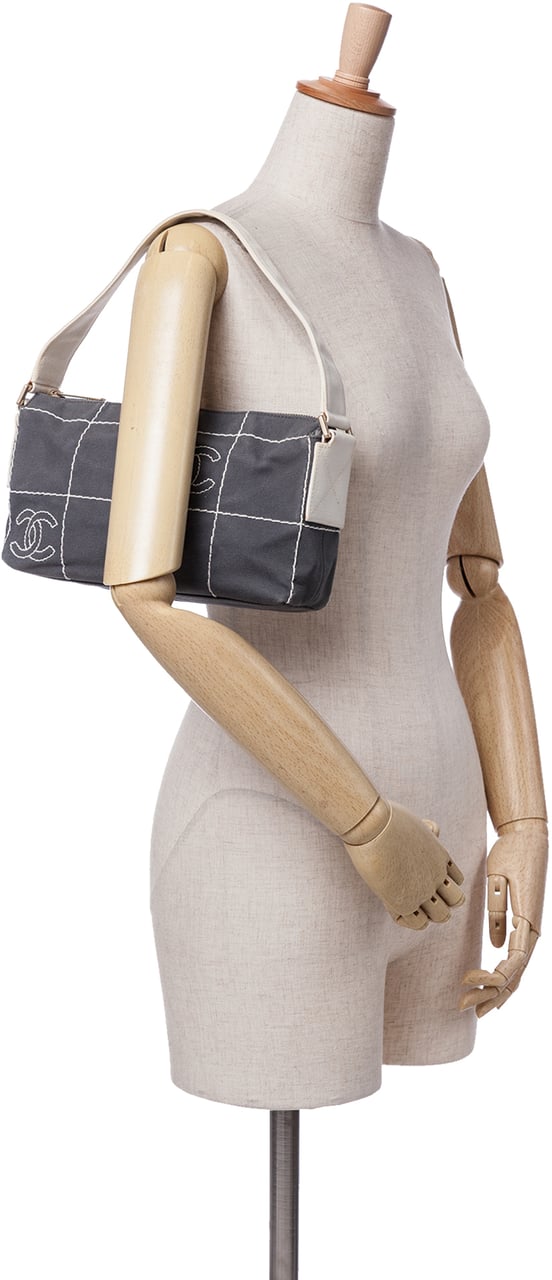 Chanel CC Chocolate Bar Canvas Shoulder Bag Zwart