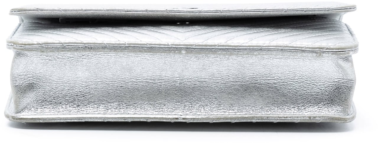 Chanel CC Chevron Metallic Lambskin Wallet On Chain Zilver