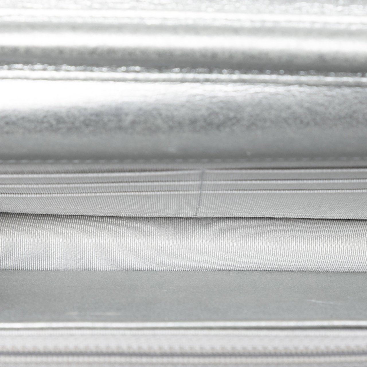 Chanel CC Chevron Metallic Lambskin Wallet On Chain Zilver