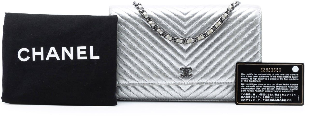 Chanel CC Chevron Metallic Lambskin Wallet On Chain Zilver