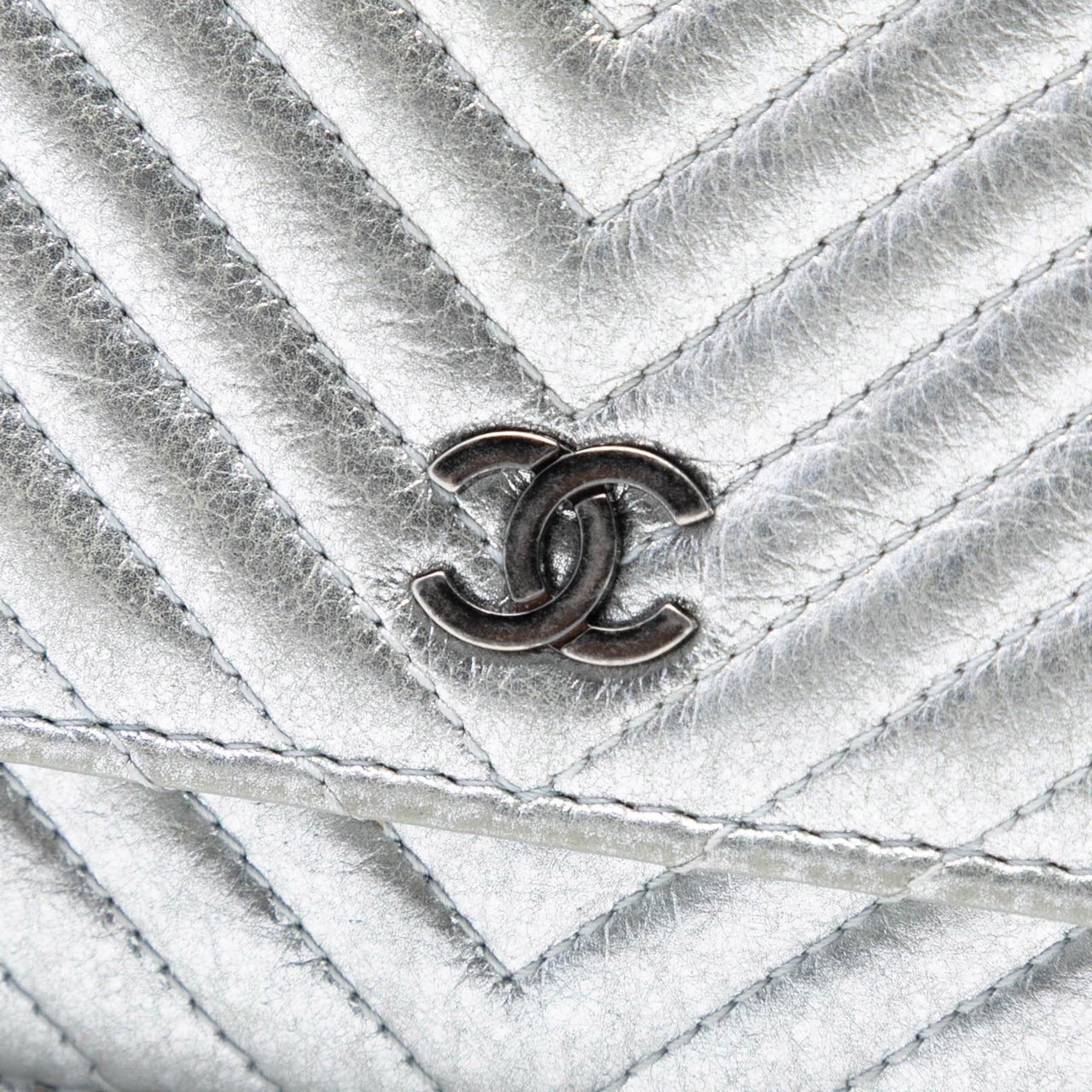 Chanel CC Chevron Metallic Lambskin Wallet On Chain Zilver