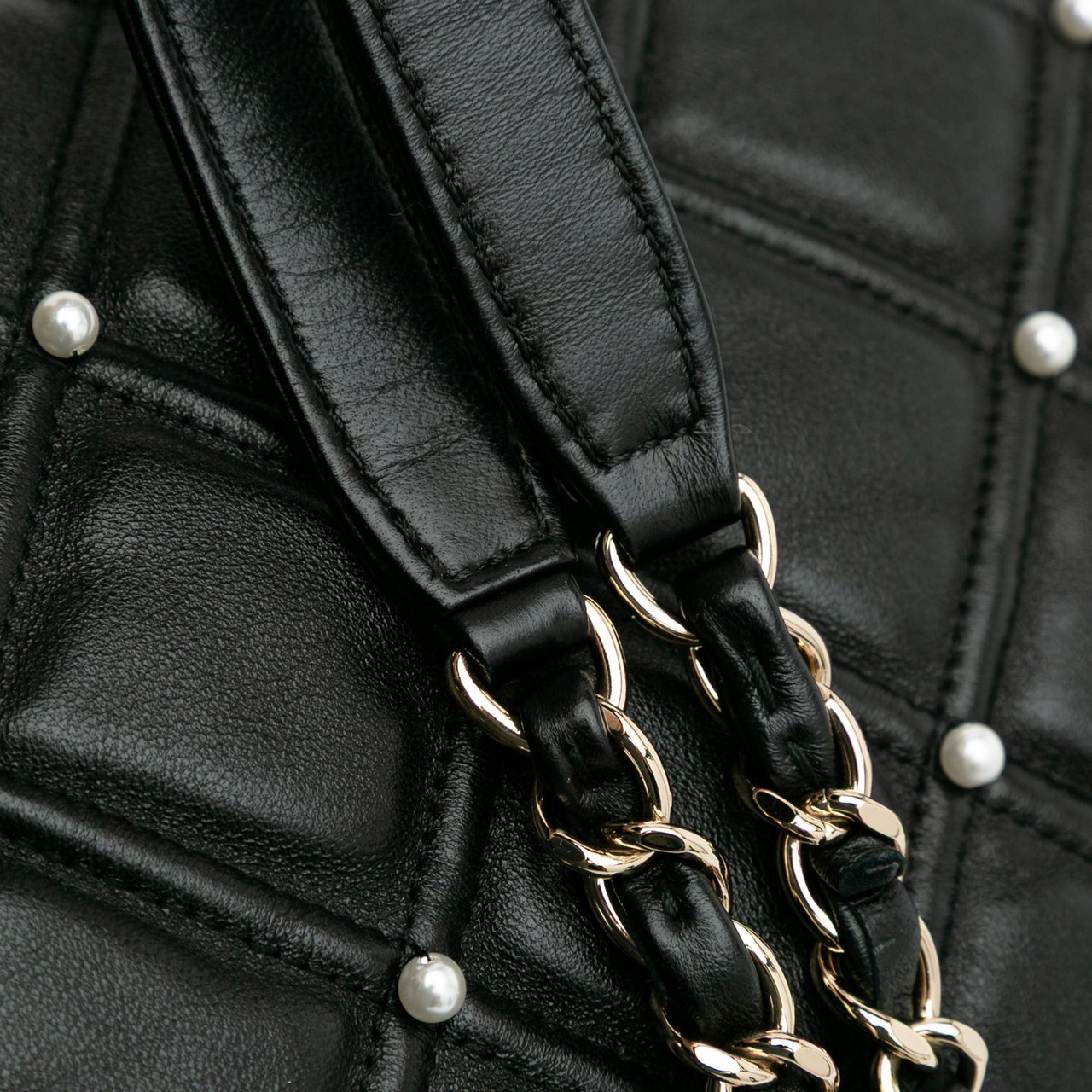 Chanel Medium Quilted Lambskin Pearl Studs Flap Zwart
