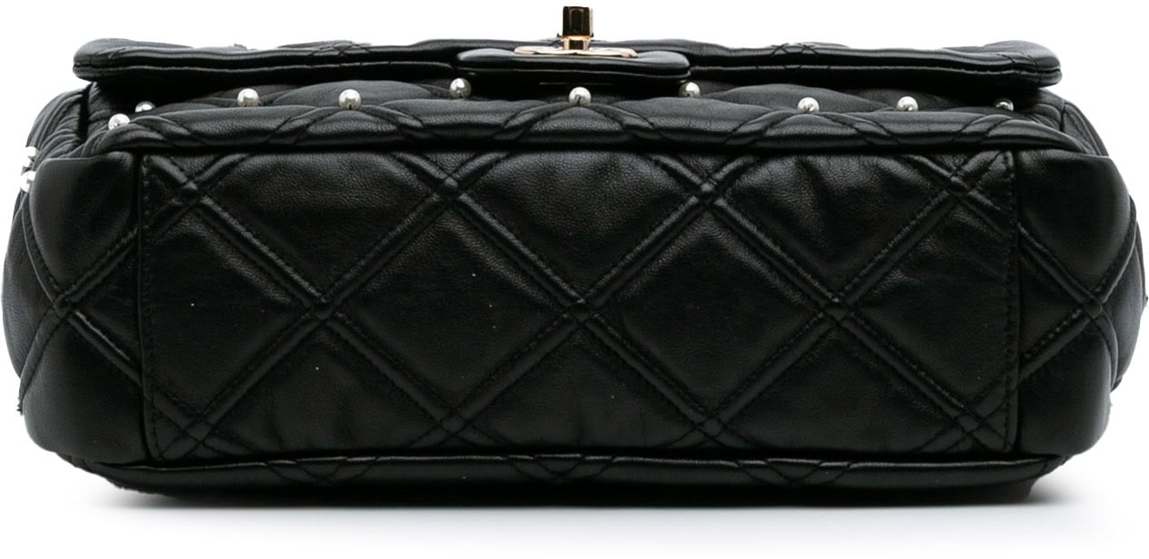 Chanel Medium Quilted Lambskin Pearl Studs Flap Zwart