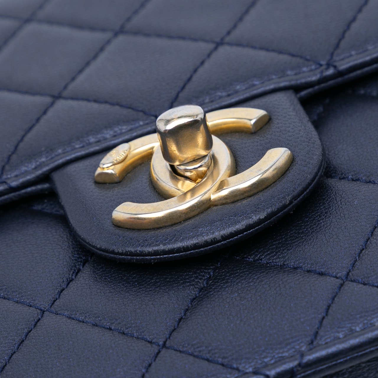 Chanel Small Lambskin Chic Pearls Flap Blauw