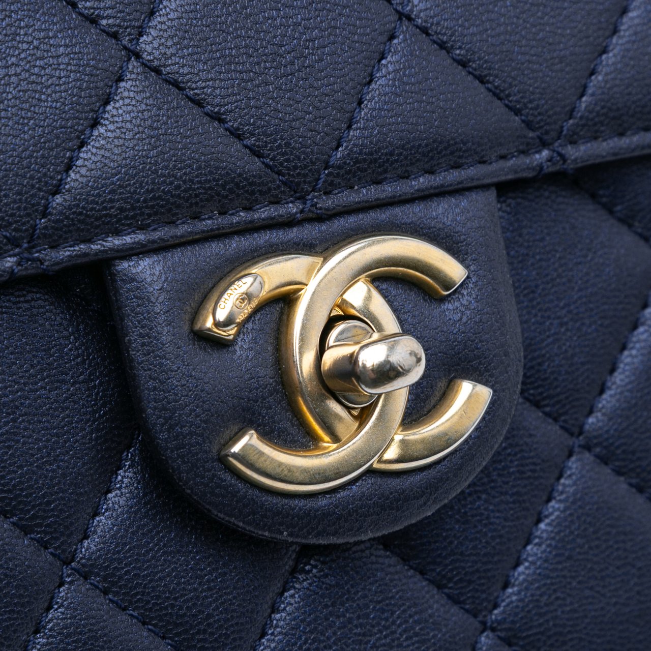 Chanel Small Lambskin Chic Pearls Flap Blauw
