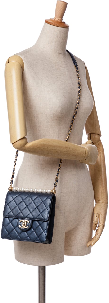 Chanel Small Lambskin Chic Pearls Flap Blauw