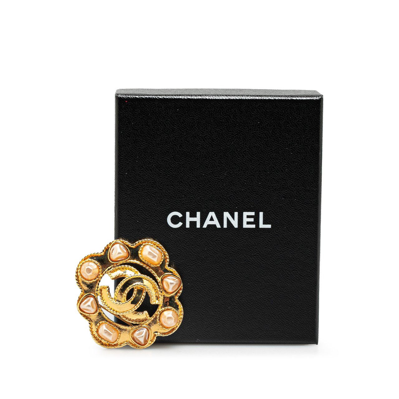 Chanel Gold Plated Faux Pearl CC Brooch Goud