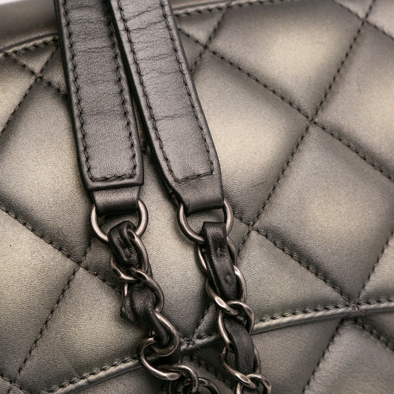 Chanel Quilted Metallic Lambskin Trendy CC Flap Grijs