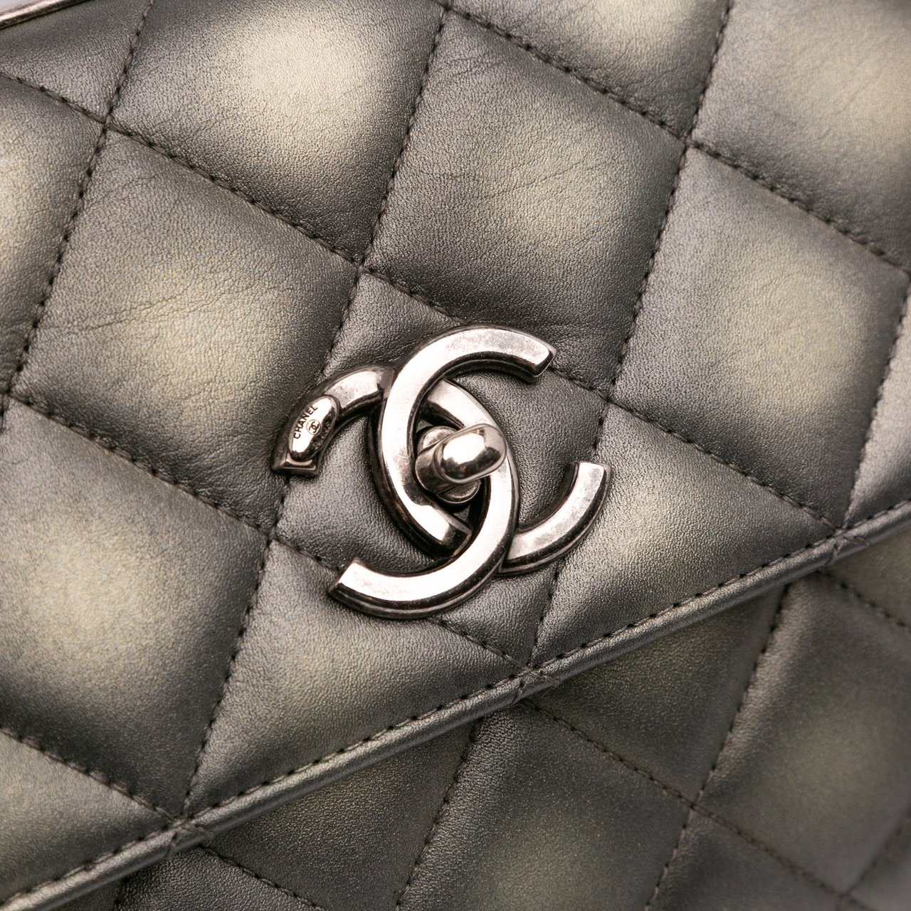 Chanel Quilted Metallic Lambskin Trendy CC Flap Grijs