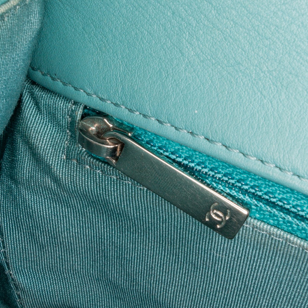 Chanel Medium Crumpled Calfskin Bi Vintage Full Flap Blauw