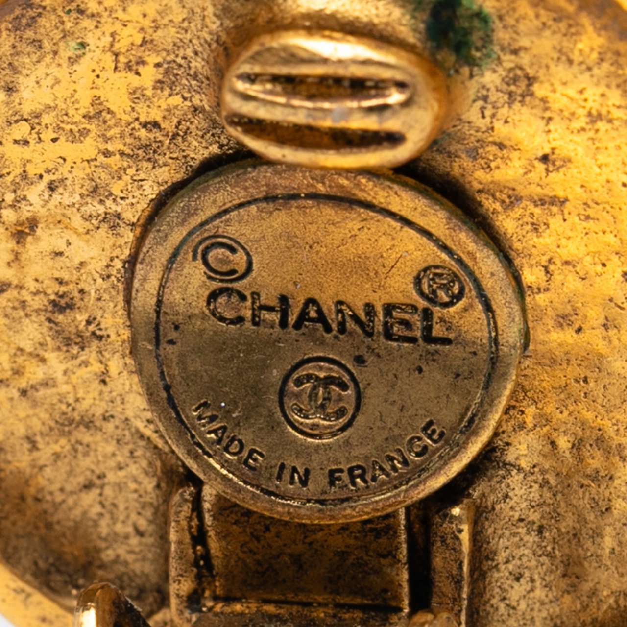 Chanel Gold Plated CC Round Clip On Earrings Goud