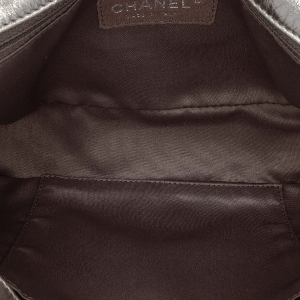 Chanel Metallic Glazed Calfskin Perforated Rodeo Drive Flap Zilver