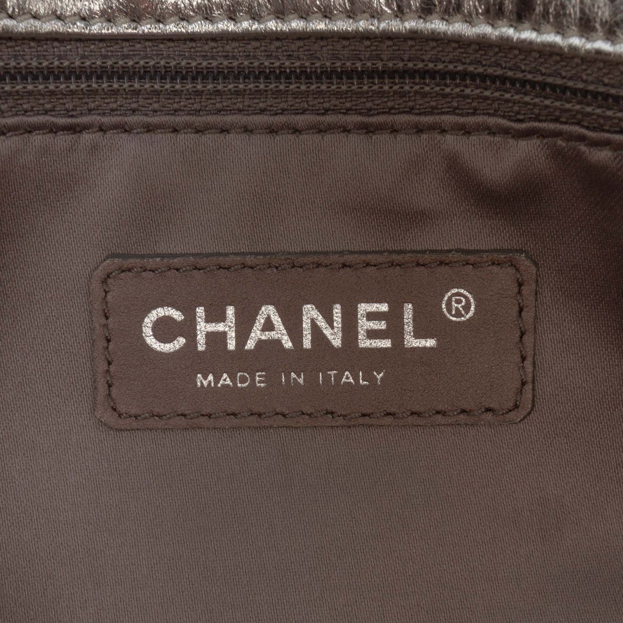 Chanel Metallic Glazed Calfskin Perforated Rodeo Drive Flap Zilver