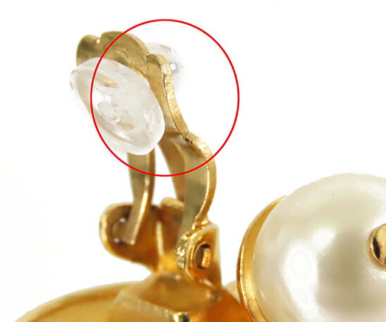 Chanel CC Gold Plated Faux Pearl Drop Clip On Earrings Goud