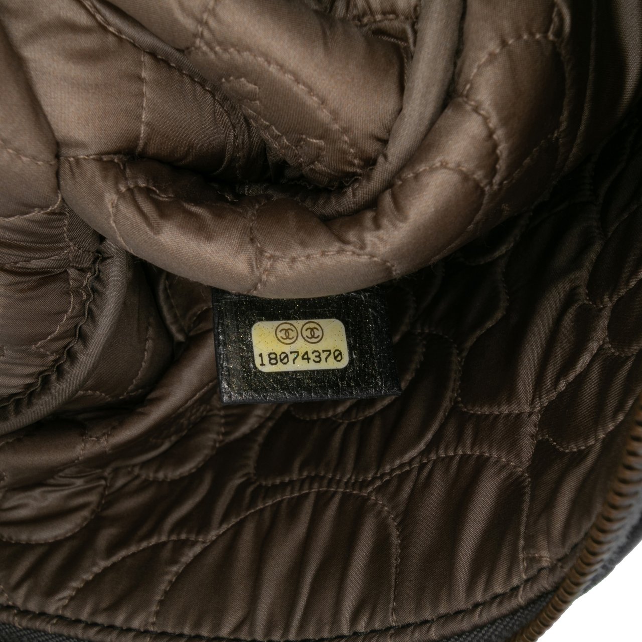 Chanel Large CC Embossed Lambskin Camellia O Case Clutch Zwart