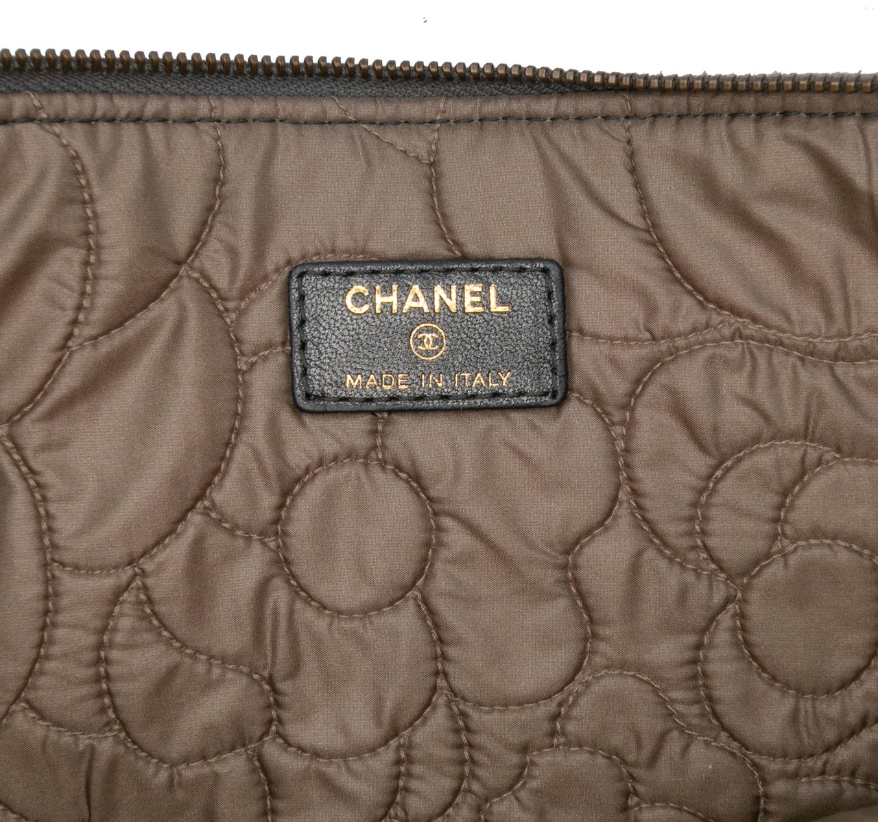 Chanel Large CC Embossed Lambskin Camellia O Case Clutch Zwart