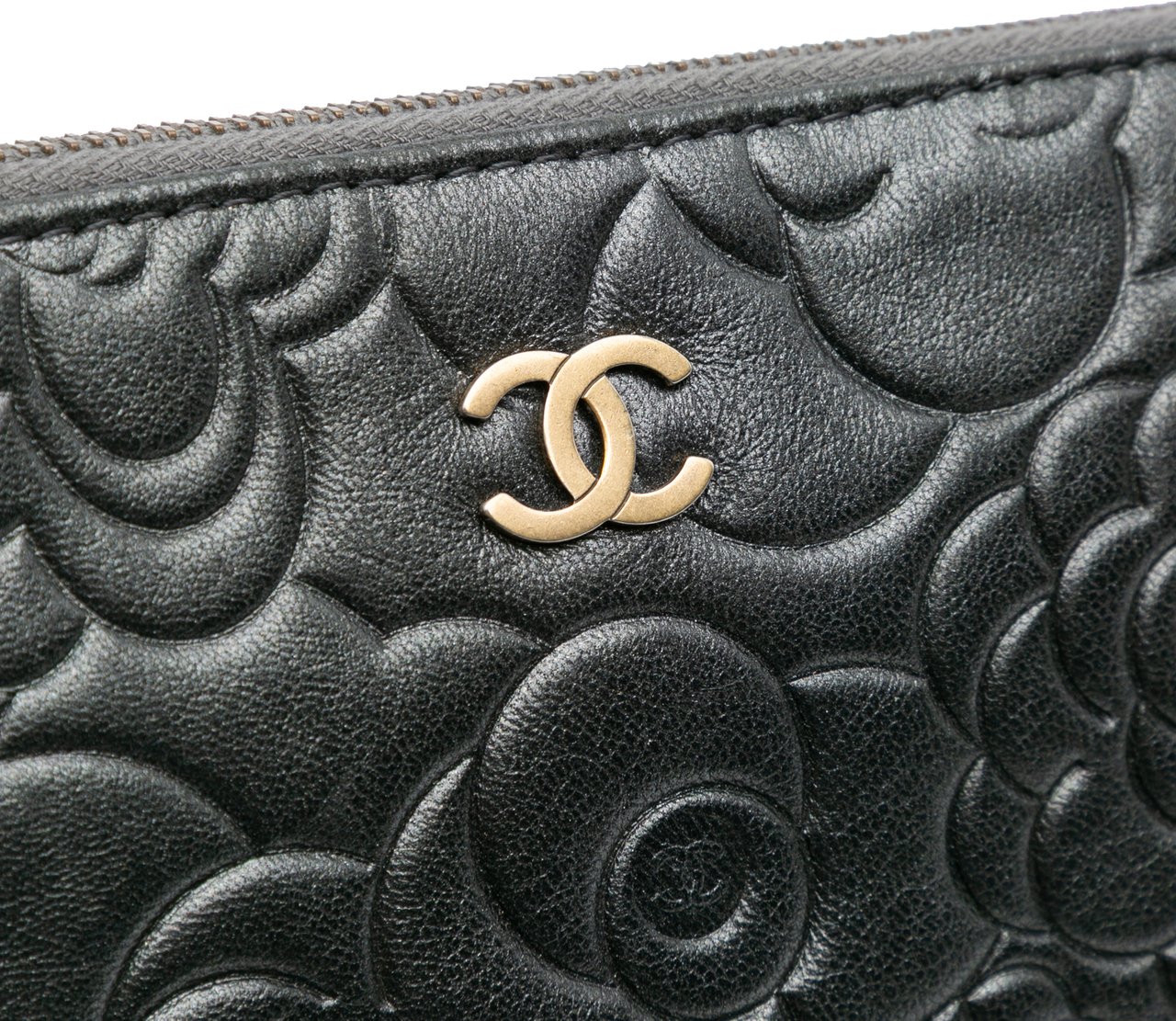 Chanel Large CC Embossed Lambskin Camellia O Case Clutch Zwart