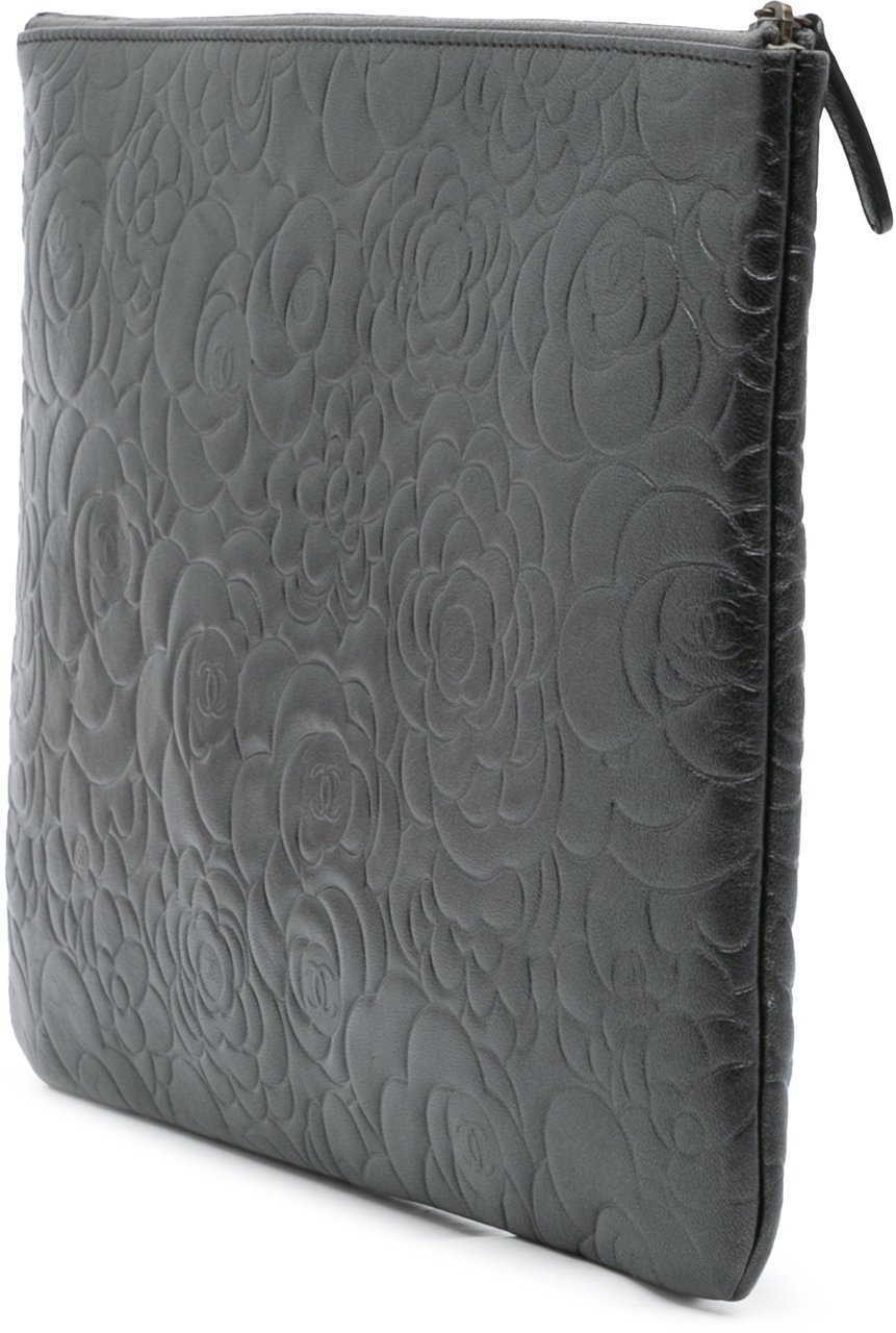 Chanel Large CC Embossed Lambskin Camellia O Case Clutch Zwart