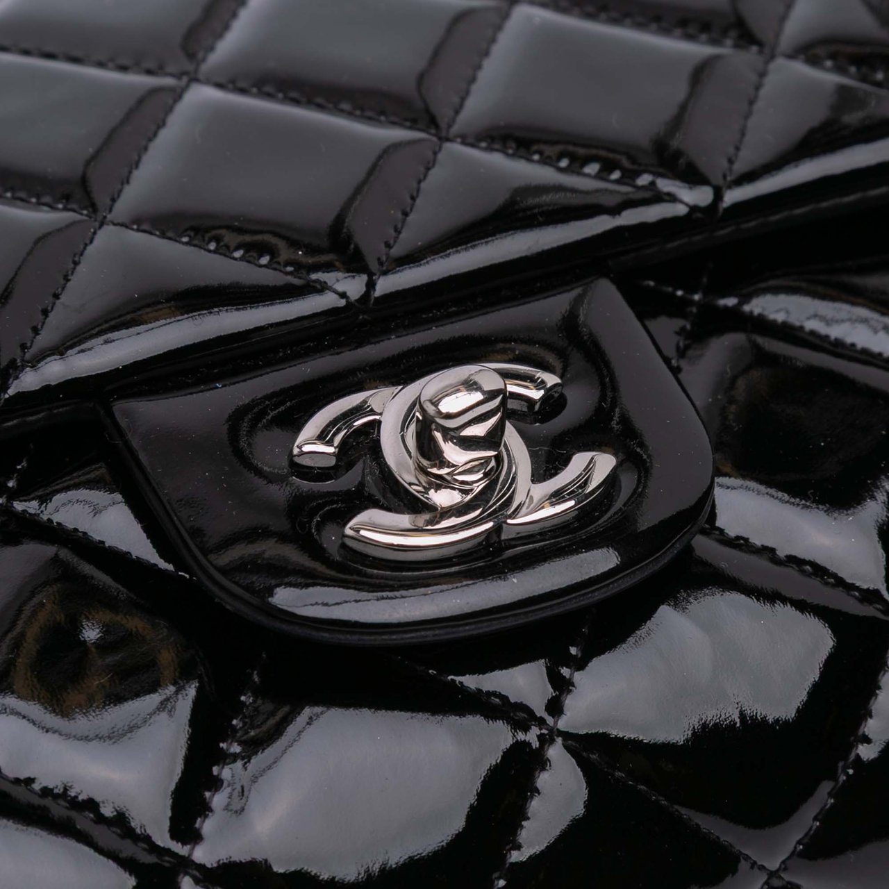 Chanel CC Quilted Patent Clutch With Chain Zwart